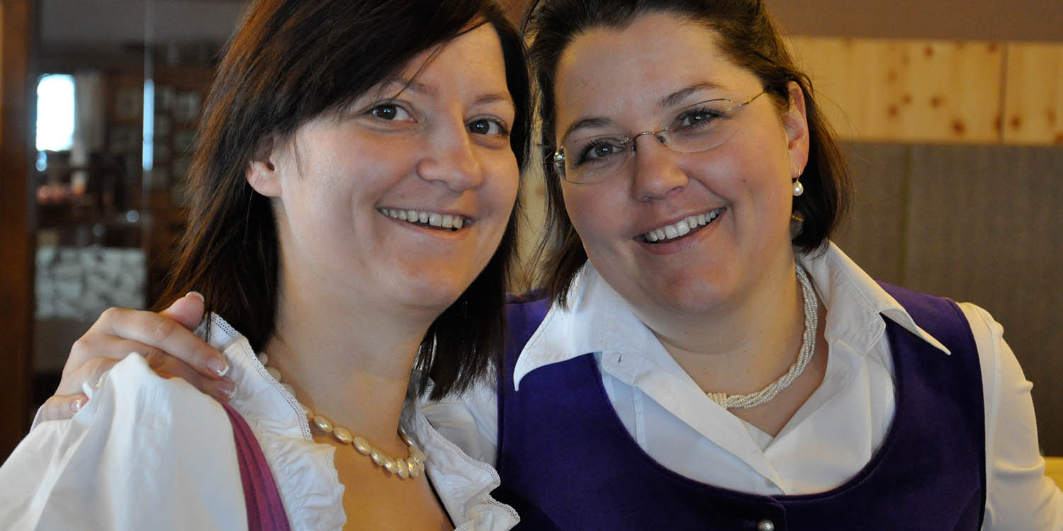Barbara et Christine Lindner lors de la reprise officielle du Penzinghof en 2003.