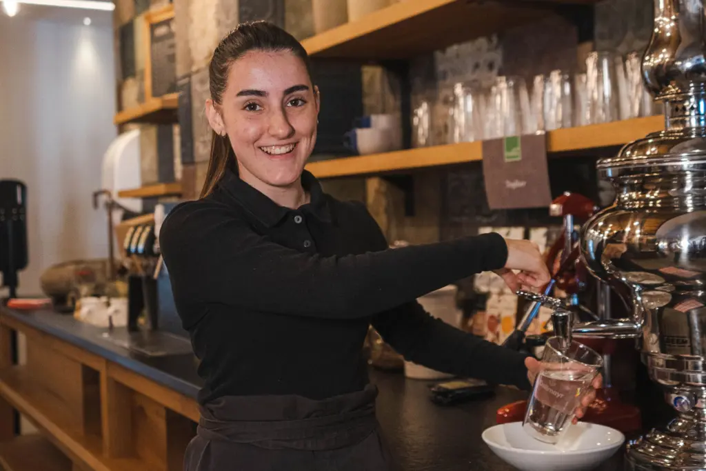 Angela - Kellnerin beim Frühstück