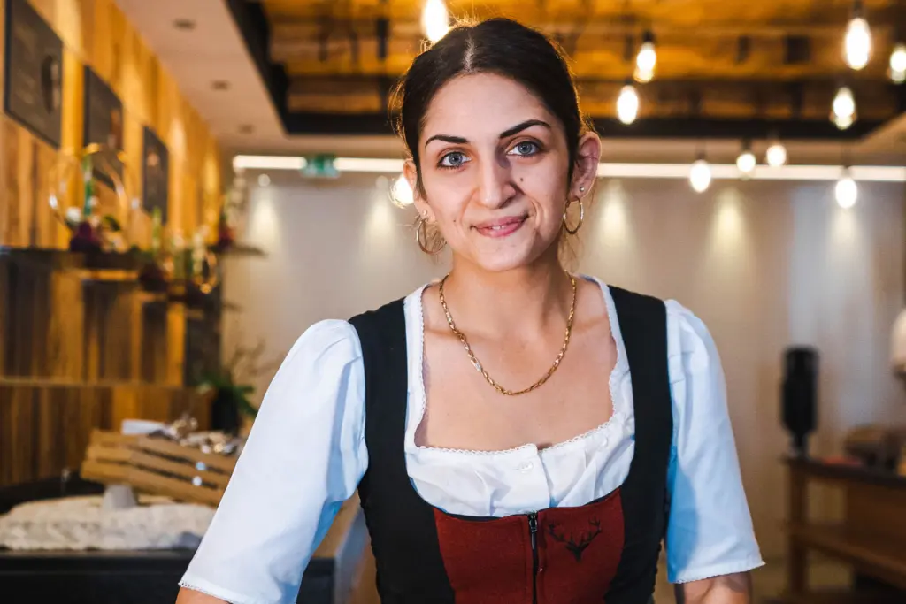 Checca - Kellnerin beim Frühstück