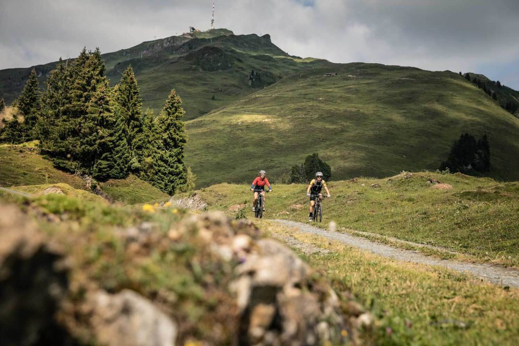Biker fahren durch die malerische Landschaft der Tiroler Alpen in der Nähe des Hotels Penzinghof.