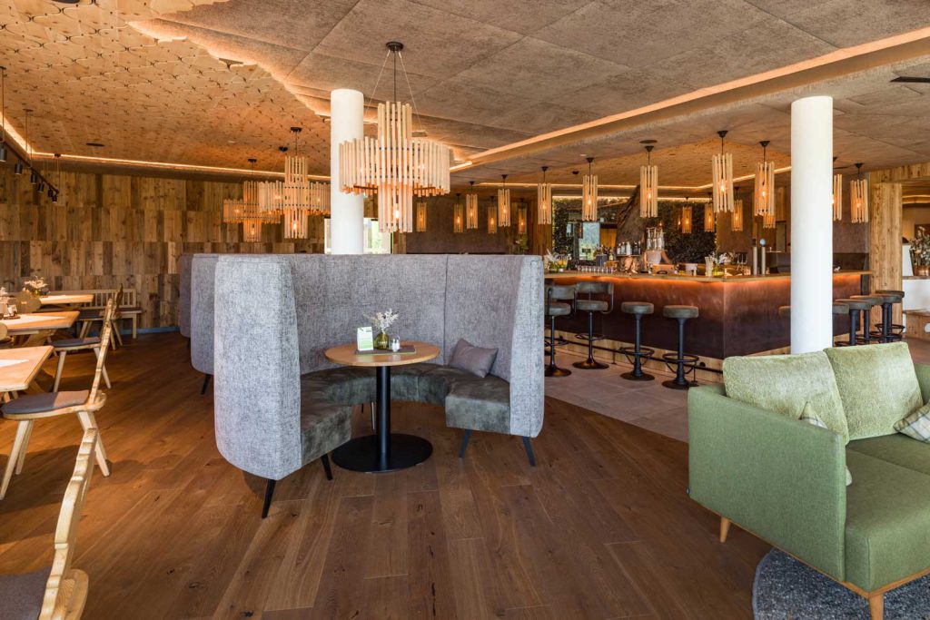 Stylische Lounge im Hotel Penzinghof mit gemütlichen Sitzecken und Barbereich.