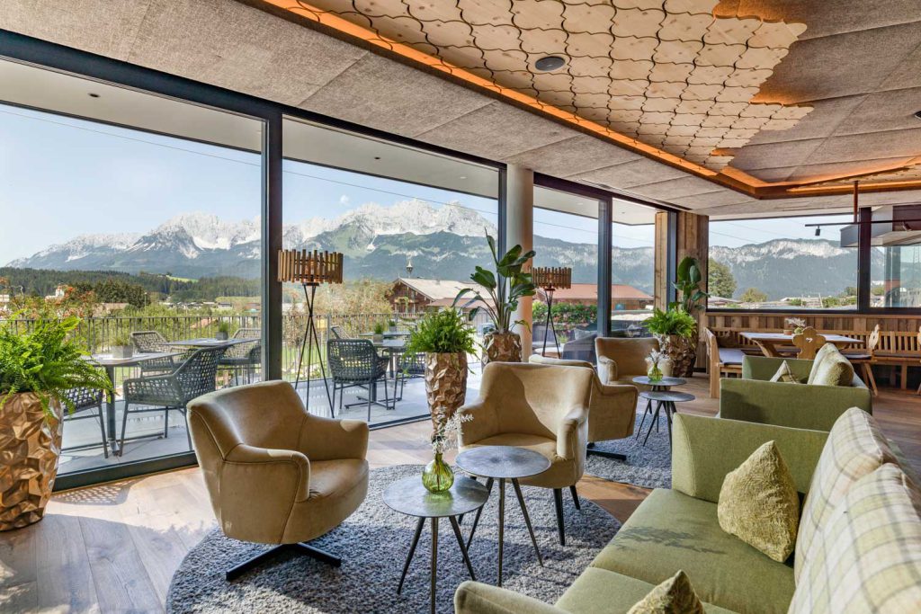 Elegante Lounge im Hotel Penzinghof mit Panoramablick auf die Tiroler Alpen.