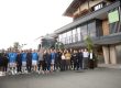 Gruppe vor Hotel Penzinghof Oberndorf Tirol mit Mannschaftsbus und Hotelteam