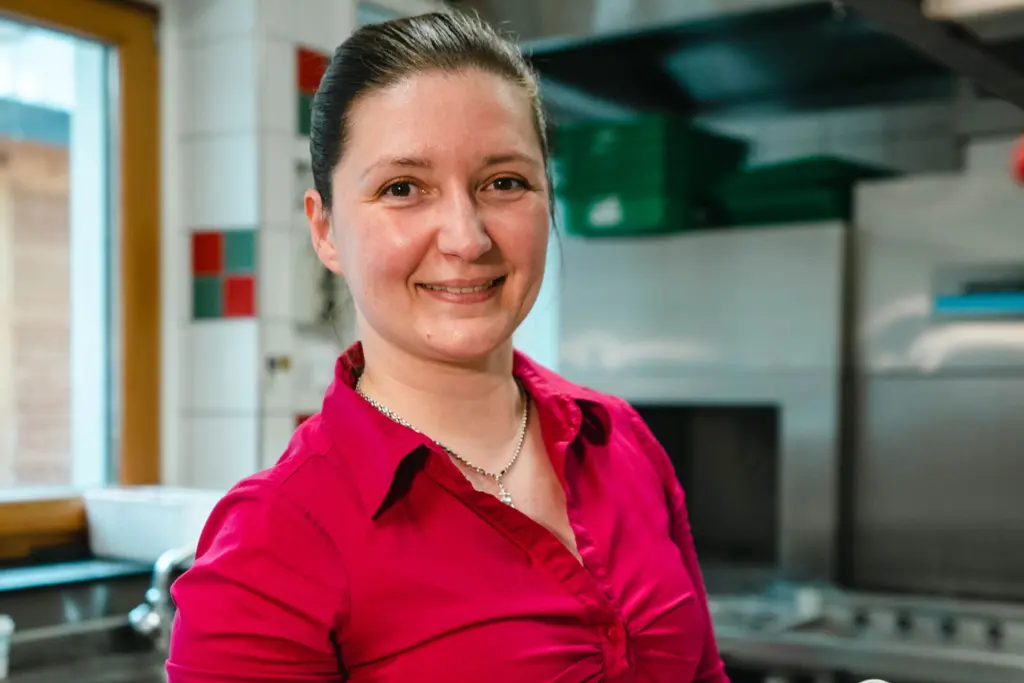 Magdi - Serviererin im Wirtshaus