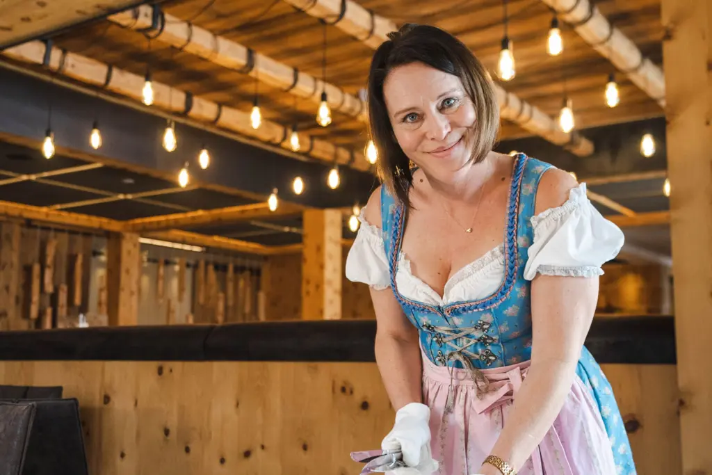 Monika - Kellnerin beim Frühstück