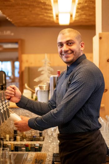 Barman dell'Hotel Penzinghof che prepara una bevanda.