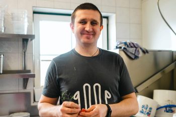 Chef tiene erbe fresche nella cucina dell'Hotel Penzinghof nelle Alpi tirolesi.